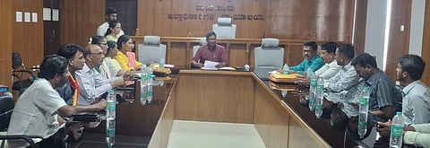 ರಾಯಚೂರಿನ ಜಿಲ್ಲಾಧಿಕಾರಿಗಳ ಭವನದಲ್ಲಿ ಮಂಗಳವಾರ ಎಡಿಸಿ ಶಿವಾನಂದ ಭಜಂತ್ರಿ ಅಧ್ಯಕ್ಷತೆಯಲ್ಲಿ ಕೆಂಪೇಗೌಡ ಜಯಂತಿ ಪೂರ್ವಭಾವಿ ಸಭೆ ನಡೆಯಿತು. ಪ್ರಮುಖರಾದ ಡಾ.ಬಿ.ವಿಜಯರಾಜೇಂದ್ರ, ನಾಗರಾಜ ವಕೀಲರು, ದೇವೇಂದ್ರಮ್ಮ ಟಿ.ಸಿ., ಕೆ.ಪಾರ್ವತಿ ಖಾಜಾನಗೌಡ, ಡಾ.ಶಾಂತಾ ಕುಲಕರ್ಣಿ, ರವೀಂದ್ರ ಪೊಲೀಸ್ ಪಾಟೀಲ್, ಮಹೇಶ ಬಿ. ಇದ್ದರು.