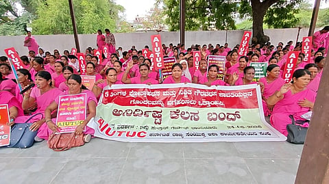  ಆಶಾ ಕಾರ್ಯಕರ್ತೆಯರಿಗೆ ಬಾಕಿಯಿರುವ ಐದು ತಿಂಗಳ ಗೌರವ ಧನ ಬಿಡುಗಡೆಗೆವ ಒತ್ತಾಯಿಸಿ ಕರ್ನಾಟಕ ರಾಜ್ಯ ಸಂಯುಕ್ತ ಆಶಾ ಕಾರ್ಯಕರ್ತೆಯರ ಸಂಘದಿಂದ ಮಂಗಳವಾರ ರಾಯಚೂರಿನ ಟಿಪ್ಪು ಸುಲ್ತಾನ ಉದ್ಯಾನವನದಲ್ಲಿ ಪ್ರತಿಭಟನೆ ಮಾಡಿದರು. ಸಂಘಟನೆ ಜಿಲ್ಲಾಧ್ಯಕ್ಷ ಎನ್.ಎಸ್.ವೀರೇಶ, ಎಐಯುಟಿಯುಸಿ ಅಧ್ಯಕ್ಷ ಮಹೇಶ ಚಿಕಲಪರ್ವಿ, ಜಿಲ್ಲಾಧ್ಯಕ್ಷ ಗೌರಮ್ಮ ಹೊಸಮನಿ, ಜಿಲ್ಲಾ ಕಾರ್ಯದರ್ಶಿ ಶೋಭಾ, ಅಣ್ಣವೀರಪ್ಪ ,ಮಲ್ಲಮ್ಮ, ಪ್ರಭಾ, ಲಕ್ಷ್ಮೀ, ದೇವಪ್ಪ, ಶೈಲಜಾ,ಸುಜಾತ ಇದ್ದರು.