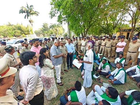 ಚಾಮರಾಜನಗರದ ಜಿಲ್ಲಾಡಳಿತ ಭವನದ ಮುಂಭಾಗ ರೈತರು ನಡೆಸುತ್ತಿದ್ದ ಧರಣಿ ಸ್ಥಳಕ್ಕೆ ಜಿಲ್ಲಾ ಉಸ್ತುವಾರಿ ಸಚಿವ ಕೆ.ವೆಂಕಟೇಶ್ ಅವರು ಭೇಟಿ ನೀಡಿ ಸಮಸ್ಯೆ ಆಲಿಸಿದರು. ಶ್ರೀರೂಪಾ, ಎಂ.ಮುತ್ತುರಾಜು, ಹೊನ್ನೂರು ಪ್ರಕಾಶ್ ಇನ್ನಿತರರಿದ್ದರು. 