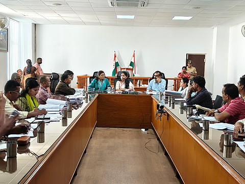 ಚಾಮರಾಜನಗರದ ಜಿಲ್ಲಾಧಿಕಾರಿ ಕಚೇರಿ ಸಭಾಂಗಣದಲ್ಲಿ ಆಯೋಜಿಸಿದ್ದ  ಜಿಲ್ಲಾ ವಿಪತ್ತು ನಿರ್ವಹಣಾ ಪ್ರಾಧಿಕಾರದ ಸಭೆಯಲ್ಲಿ ಜಿಲ್ಲಾಧಿಕಾರಿ ಶ್ರೀರೂಪಾ, ಮೋನಾರೋತ್, ಟಿ. ಜವರೇಗೌಡ, ದಿನೇಶ್ ಕುಮಾರ್ ಮೀನಾ, ಶೃತಿ, ಬಸವರಾಜು, ಚೈತ್ರಾ, ನಯನಾ, ತನ್ಮಯ್, ಎಂ.ವಿ.ಸುಧಾ ಇನ್ನಿತರರಿದ್ದರು. 