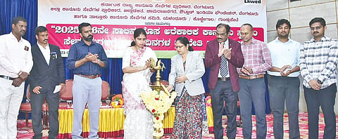 ಚಾಮರಾಜನಗರದ ಡಾ.ರಾಜ್‌ಕುಮಾರ್ ರಂಗಮಂದಿರದಲ್ಲಿ ಸೋಮವಾರ ಆಯೋಜಿಸಿದ್ದ ಜಿಲ್ಲಾ ಆದಿವಾಸಿ ಆರೋಗ್ಯ ಸಂವಾದ ಕಾರ್ಯಾಗಾರವನ್ನು ಡಿಸಿ ಶ್ರೀರೂಪಾ ಉದ್ಘಾಟಿಸಿದರು. ಬಿಂದ್ಯಾ, ಡಾ.ಚಿಂದಬಂರ, ಡಾ.ಪ್ರಶಾಂತ್, ಡಾ.ಸಿ.ಮಾದೇಗೌಡ, ರಂಗೇಗೌಡ ಮತ್ತು ಇತರರು ಇದ್ದರು.