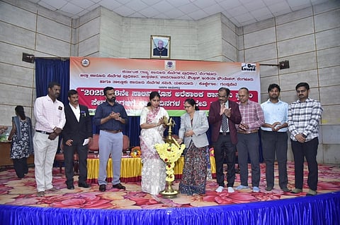 ಚಾಮರಾಜನಗರದ ಜೆ.ಎಚ್.ಪಟೇಲ್ ಸಭಾಂಗಣದಲ್ಲಿ ಆಯೋಜಿಸಿದ್ದ ತರಬೇತಿ ಕಾರ್ಯಕ್ರಮವನ್ನು ಜಿ.ಪ್ರಭಾವತಿ ಉದ್ಘಾಟಿಸಿದರು. ಈಶ್ವರ,  ಶ್ರೀರೂಪಾ, ಡಾ.ಎಸ್.ಚಿದಂಬರ,  ಎಚ್.ವೆಂಕಟೇಶ್, ಜಾಮೀಜಾಯ್, ಸಿದ್ಧಾರ್ಥ್ ಪಾಟೀಲ್ ಇನ್ನಿತರರಿದ್ದರು. 