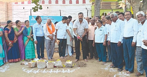 ಸವದತ್ತಿಯ ಕನ್ನಡ ಸರ್ಕಾರಿ ಹೆಣ್ಣು ಮಕ್ಕಳ ನಂ.5ರ ಶಾಲೆ ನೂತನ ಕೊಠಡಿಗಳ ಭೂಮಿಪೂಜೆಯನ್ನು ಶಾಸಕ ವಿಶ್ವಾಸ ವೈದ್ಯ ನೆರವೇರಿಸಿದರು. ಬಿಇಒ ಅಕ್ಬರ್‌ಅಲಿ ಖಾಜಿ, ಶಂಕರ ಇಜಂತಕರ, ಎಸ್.ವೈ.ಉಪ್ಪಾರ, ಗಿರೀಶ ಮುನೋಳಿ ಇತರರಿದ್ದರು.
