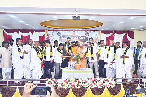 ಸವದತ್ತಿಯಲ್ಲಿ ಹಮ್ಮಿಕೊಂಡಿದ್ದ ರಟ್ಟಮತ ಸಂಕುಲ ಉದ್ಘಾಟನೆ, ರಾಯಣ್ಣ ಸ್ಮರಣೋತ್ಸವ ಹಾಗೂ ಹಾಲುಮತ ಸಮುದಾಯದ ನಿವೃತ್ತ ನೌಕರರ ಸನ್ಮಾನ ಸಮಾರಂಭವನ್ನು ಶಾಸಕ ವಿಶ್ವಾಸ ವೈದ್ಯ ಉದ್ಘಾಟಿಸಿದರು. ವಿರೂಪಾ ಮಾಮನಿ, ರಾಹುಲ ಸಂಗ್ರೇಶಿ, ಸದಾಶಿವ ಕೌಜಲಗಿ, ಜಿ.ಬಿ.ಕಣವಿ, ಮಡಿವಾಳಪ್ಪ ಬಿದರಗಡ್ಡಿ ಇತರರಿದ್ದರು.