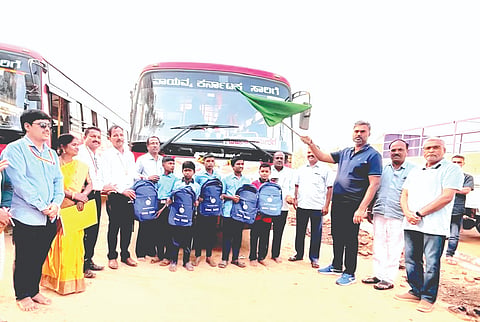 ಸವದತ್ತಿಯಲ್ಲಿ ಕರ್ನಾಟಕ ದರ್ಶನ 2026 ಕಾರ್ಯಕ್ರಮಕ್ಕೆ ಶಾಸಕ ವಿಶ್ವಾಸ ವೈದ್ಯ ಚಾಲನೆ ನೀಡಿದರು. ಎ.ಎ.ಖಾಜಿ, ಗಿರೀಶ ಮುನವಳ್ಳಿ, ಪ್ರಶಾಂತ ಹಂಪಣ್ಣವರ ಇತರರಿದ್ದರು.