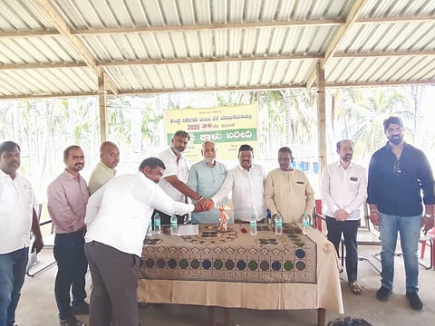 ಸವದತ್ತಿಯಲ್ಲಿ ಬೆಂಬಲ ಬೆಲೆ ಯೋಜನೆಯಡಿ ಕಡಲೆಕಾಳು ಖರೀದಿ ಪ್ರಕ್ರಿಯೆಗೆ ಶಾಸಕ ವಿಶ್ವಾಸ ವೈದ್ಯ ಚಾಲನೆ ನೀಡಿದರು. ರವೀಂದ್ರ ಯಲಿಗಾರ, ಅಶ್ವತ್ಥ ವೈದ್ಯ, ಬಸವರಾಜ ಹಂಪಣ್ಣವರ ಇತರರಿದ್ದರು.