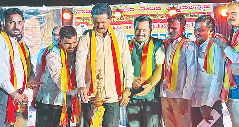 ಸಿದ್ದಾಪುರದ ನೆಹರೂ ಮೈದಾನದಲ್ಲಿ ಏರ್ಪಡಿಸಿದ್ದ ಡಾನ್ಸ್ ಕನ್ನಡ ಡಾನ್ಸ್ ನೃತ್ಯ ಸ್ಪರ್ಧೆಯನ್ನು ಶಾಸಕ ಭೀಮಣ್ಣ ನಾಯ್ಕ ಉದ್ಘಾಟಿಸಿದರು. ಕೆ.ಜಿ.ನಾಗರಾಜ, ವಿ.ಎನ್. ನಾಯ್ಕ, ಅನಿಲ್ ಕೊಠಾರಿ, ದಿವಾಕರ ನಾಯ್ಕ, ಅಣ್ಣಪ್ಪ ಶಿರಳಗಿ ಇತರರಿದ್ದರು. 