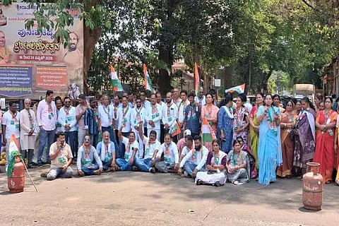 ಗ್ಯಾಸ್ ಸಿಲೆಂಡರ್ ಅಭಾವಕ್ಕೆ ಕೇಂದ್ರ ಸರ್ಕಾರದ ನಿರ್ಲಕ್ಷೃವೇ ಕಾರಣ ಎಂದು ಆರೋಪಿಸಿ ಸಾಗರ ಬ್ಲಾಕ್ ಕಾಂಗ್ರೆಸ್ ಪ್ರಮುಖರು ರಸ್ತೆ ತಡೆ ನಡೆಸಿದರು. ಎಲ್.ಚಂದ್ರಪ್ಪ, ಸೋಮಶೇಖರ, ಸುರೇಶಬಾಬು, ಗಣಪತಿ, ಸರಸ್ವತಿ, ಉಷಾ ಇತರರಿದ್ದರು.