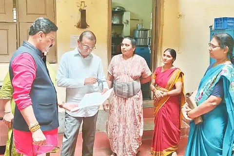 ಸಾಗರದ ಜೋಗ ರಸ್ತೆಯ ಹಿಂದುಳಿದ ವರ್ಗಗಳ ಕಲ್ಯಾಣ ಇಲಾಖೆಯ ದೇವರಾಜ ಅರಸು ಮೆಟ್ರಿಕ್ ನಂತರದ ಬಾಲಕಿಯರ ವಿದ್ಯಾರ್ಥಿನಿಲಯಕ್ಕೆ  ಶಾಸಕ ಗೋಪಾಲಕೃಷ್ಣ ಬೇಳೂರು ಭೇಟಿ ನೀಡಿ ಪರಿಶೀಲಿಸಿದರು. ಮಧುಮಾಲತಿ, ಟಿ.ಪಿ.ರಮೇಶ್ ಇತರರಿದ್ದರು.