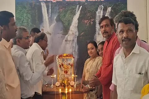 ಸಾಗರದಲ್ಲಿ ತಾಲೂಕು ಆಡಳಿತದಿಂದ ಆಯೋಜಿಸಿದ್ದ ಅಂಬಿಗರ ಚೌಡಯ್ಯ ಜಯಂತ್ಯುತ್ಸವದಲ್ಲಿ ತೋಯಜಾಕ್ಷಿ, ಶಿವಾನಂದ್, ರವಿಕುಮಾರ್, ಮಧುರಾ ಇತರರಿದ್ದರು.