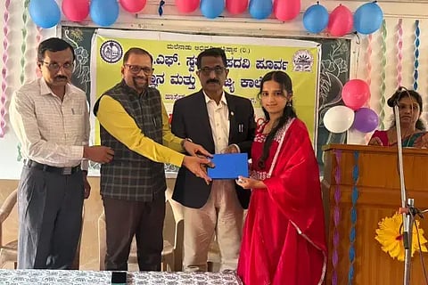 ಎಂಡಿಎಫ್ ಸ್ವತಂತ್ರ ಪದವಿಪೂರ್ವ ಕಾಲೇಜಿನ ವಿದ್ಯಾರ್ಥಿಗಳಿಗೆ ಏರ್ಪಡಿಸಿದ್ದ ವಿವಿಧ ಸ್ಪರ್ಧೆಗಳ ವಿಜೇತರಿಗೆ ಸಾಗರದ ವೀರಶೈವ ವಸತಿ ನಿಲಯ ಆವರಣದಲ್ಲಿ ಆಯೋಜಿಸಿದ್ದ ಕಾರ್ಯಕ್ರಮದಲ್ಲಿ ಬಹುಮಾನ ವಿತರಿಸಲಾಯಿತು. ಡಾ. ಎಚ್.ಎಂ.ಶಿವಕುಮಾರ್, ಡಾ. ಜಗದೀಶ್ ಎಂ.ಭಂಡಾರಿ, ನಿಖಿಲ್ ಕುಂಸಿ ಇತರರಿದ್ದರು.