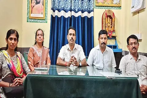 ಸಾಗರದಲ್ಲಿ ಶನಿವಾರ ಆಯೋಜಿಸಿದ್ದ ಸಭೆಯಲ್ಲಿ ರಾಜ್ಯ ಪ್ರಾಥಮಿಕ ಶಾಲಾ ಶಿಕ್ಷಕರ ಸಂಘದ ಸಾಗರ ಶಾಖೆ ಅಧ್ಯಕ್ಷ ಮಾಲತೇಶಪ್ಪ ಮಾತನಾಡಿದರು. ರಾಜಭಕ್ಷಿ ರಟ್ಟಿಹಳ್ಳಿ, ಎಚ್.ಸೋಮಪ್ಪ ಇತರರಿದ್ದರು.