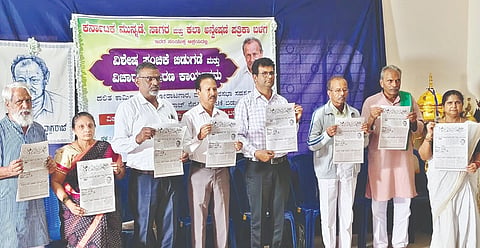 ಸಾಗರದಲ್ಲಿ ಏರ್ಪಡಿಸಿದ್ದ ಕಾರ್ಯಕ್ರಮದಲ್ಲಿ ಎಸ್​.ಎಸ್​.ನಾಗರಾಜ್​ ಅವರ ನೆನಪಿನ ಸಂಪುಟವನ್ನು ಪ್ರಾಧ್ಯಾಪಕ ಸುರೇಶ್​ ಜಂಬಾನಿ ಬಿಡುಗಡೆಗೊಳಿಸಿದರು. ಎಚ್​.ಬಿ.ರಾವೇಂದ್ರ, ಲಲಿತಮ್ಮ, ಮೋಹನ್​ ಮೂರ್ತಿ, ೆಡ್ರಿಕ್​ ಸಲ್ಡಾನ ಇತರರಿದ್ದರು.