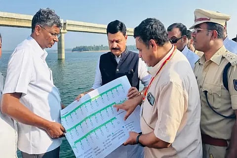 ಸಾಗರ ತಾಲೂಕಿನ ಶರಾವತಿ ಹಿನ್ನೀರಿನ ಹಸಿರುಮಕ್ಕಿ ಸೇತುವೆ ಕಾಮಗಾರಿ ಕುರಿತು ಅಧಿಕಾರಿಗಳಿಂದ ಲೋಕೋಪಯೋಗಿ ಸಚಿವ ಸತೀಶ್ ಜಾರಕಿಹೊಳಿ ಮಾಹಿತಿ ಪಡೆದರು. ಶಾಸಕ ಗೋಪಾಲಕೃಷ್ಣ ಬೇಳೂರು ಇತರರಿದ್ದರು.