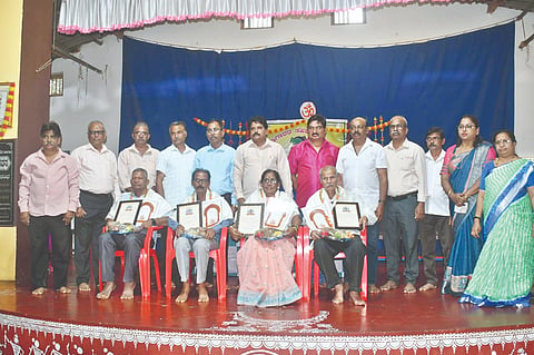 ಸಾಗರದಲ್ಲಿ ಏರ್ಪಡಿಸಿದ್ದ ಮೈಸೂರು ಗುಡಿಗಾರರ ಸಹಕಾರ ಸಂದ ಸರ್ವಸದಸ್ಯರ ಸಭೆಯಲ್ಲಿ ಸಾಧಕರನ್ನು ಸನ್ಮಾನಿಸಲಾಯಿತು. ಲೋಕೇಶ್​ಕುಮಾರ್​, ಎಸ್​.ಆರ್​.ಪ್ರಭಾಕರ್​, ವಿನಾಯಕ, ನಾಗರಾಜ್​ ಇತರರಿದ್ದರು.