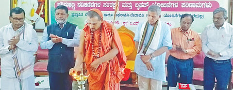  ಶಿರಸಿಯಲ್ಲಿ ನದಿ ತಿರುವು ಯೋಜನೆ ದುಷ್ಪರಿಣಾಮಗಳ ಚಿಂತನಾ ಸಭೆಗೆ ಶ್ರೀ ಗಂಗಾಧರೇಂದ್ರ ಸರಸ್ವತೀ ಸ್ವಾಮೀಜಿ ಚಾಲನೆ ನೀಡಿದರು. ಅನಂತ ಅಶೀಸರ, ಗೋಪಾಲಕೃಷ್ಣ ವೈದ್ಯ, ಡಾ. ಟಿ.ವಿ.ರಾಮಚಂದ್ರ ಇತರರಿದ್ದರು.