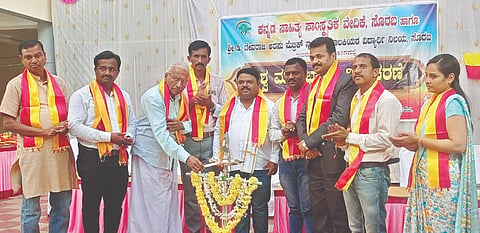 ಸೊರಬ ದೇವರಾಜ ಅರಸು ಮೆಟ್ರಿಕ್​ ನಂತರದ ಬಾಲಕಿಯರ ವಿದ್ಯಾರ್ಥಿನಿಯರ ನಿಲಯದಲ್ಲಿ ಕನ್ನಡ ಸಾಹಿತ್ಯ ಸಾಂಸತಿಕ ವೇದಿಕೆಯಿಂದ ಆಯೋಜಿಸಿದ್ದ ವಿಶ್ವ ಮಾತೃಭಾಷಾ ದಿನಾಚರಣೆ ಕಾರ್ಯಕ್ರಮವನ್ನು ಸಾಹಿತಿ ಡಾ. ಶಾಂತಾರಾಮ್​ ಪ್ರಭು  ಉದ್ಘಾಟಿಸಿದರು. ಮೋಹನ್​ಕುಮಾರ್​, ಡಾ. ಉಮೇಶ್​, ಷಣ್ಮುಖಾಚಾರ್​, ಪ್ರಜ್ವಲ್​ ಇತರರಿದ್ದರು.