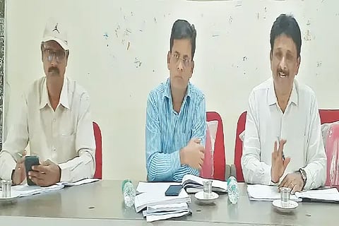 ಸೊರಬ ತಾಪಂ ಸಭಾಂಗಣದಲ್ಲಿ ಏರ್ಪಡಿಸಿದ್ದ ಸಾಮಾನ್ಯ ಸಭೆಯಲ್ಲಿ ತಾಪಂ ಆಡಳಿತಾಧಿಕಾರಿ ಎಂ.ಕಿರಣ್‌ಕುಮಾರ್ ಮಾತನಾಡಿದರು. ಕೆ.ಆರ್.ಶಶಿಧರ್, ಶ್ರೀರಾಮ್ ಇದ್ದರು.