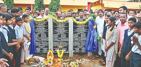 ಸೊರಬದ ಆನವಟ್ಟಿ ಪಪಂ ವ್ಯಾಪ್ತಿ 1.02 ಕೋಟಿ ರೂ. ವೆಚ್ಚದ ಕಾಮಗಾರಿಗಳಿಗೆ ಸಚಿವ ಮಧು ಬಂಗಾರಪ್ಪ ಭೂಮಿಪೂಜೆ ನೆರವೇರಿಸಿದರು. ಕೆ.ಪುರಂದರ, ಕೆ.ಜಿ.ಶಶಿಧರ, ಕೆ.ಪಿ.ರುದ್ರಗೌಡ, ದಯಾನಂದ ಗೌಡ ಇತರರಿದ್ದರು.