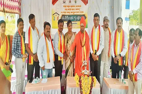 ಸೊರಬದಲ್ಲಿ ಆಯೋಜಿಸಿದ್ದ ಮನೆಗೊಂದು ಗ್ರಂಥಾಲಯ ಅನುಷ್ಠಾನದ ಸಭಾ ಕಾರ್ಯಕ್ರಮವನ್ನು ಶ್ರೀ ಮಹಾಂತ ಸ್ವಾಮೀಜಿ ಉದ್ಘಾಟಿಸಿದರು. ಡಿ.ಮಂಜುನಾಥ, ಡಾ. ಎಂ.ಕೆ.ಮಹೇಶ್, ಡಾ. ಉಮೇಶ್ ಭದ್ರಾಪುರ ಇತರರಿದ್ದರು.