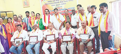 ಸೋಮವಾರಪೇಟೆ ಸಾಹಿತ್ಯ ಭವನದಲ್ಲಿ ಆಯೋಸಿದ್ದ ಕನ್ನಡ ಸಾಹಿತ್ಯ ಪರಿಷತ್ತಿನ 112ನೇ ಸಂಸ್ಥಾಪನಾ ದಿನಾಚರಣೆ ಕಾರ್ಯಕ್ರಮದಲ್ಲಿ ವಿವಿಧ ಕ್ಷೇತ್ರಗಳಲ್ಲಿನ ಸಾಧಕರನ್ನು ಸನ್ಮಾನಿಸಲಾಯಿತು. ಕೇಶವ ಕಾಮತ್, ಟಿ.ಪಿ.ರಮೇಶ್, ಜಲಜಾ ಶೇಖರ್, ವಿಜೇತ್ ಇದ್ದರು.