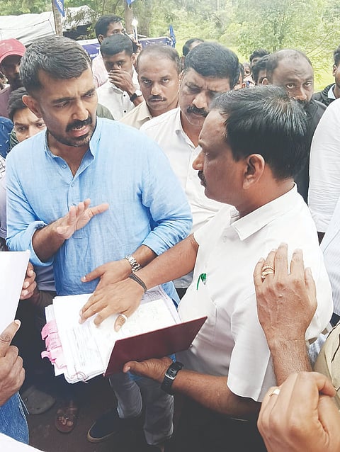 ಸೋಮವಾರಪೇಟೆ ತಾಲೂಕಿನ ಕುಂಬೂರು ಗ್ರಾಮದ ಪೈಸಾರಿ ಜಾಗದಲ್ಲಿ ನಿವೇಶನ ರಹಿತರು ನಡೆಸುತ್ತಿರುವ ಧರಣಿ ಸ್ಥಳಕ್ಕೆ ಶಾಸಕ ಡಾ.ಮಂತರ್‌ಗೌಡ ಭೇಟಿ ನೀಡಿ ಬೇಡಿಕೆ ಆಲಿಸಿದರು. ಕೃಷ್ಣಮೂರ್ತಿ ಇದ್ದರು.