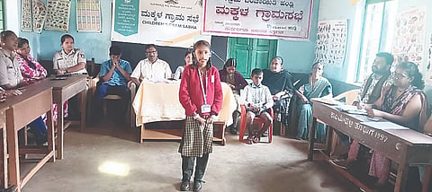 ಹಂಡ್ಲಿ ಮಕ್ಕಳ ಗ್ರಾಮಸಭೆಯಲ್ಲಿ ಅಧ್ಯಕ್ಷತೆ ವಹಿಸಿ ವಿದ್ಯಾರ್ಥಿನಿ ಸೃಷ್ಟಿ ಮಾತನಾಡುತ್ತಿರುವುದು.