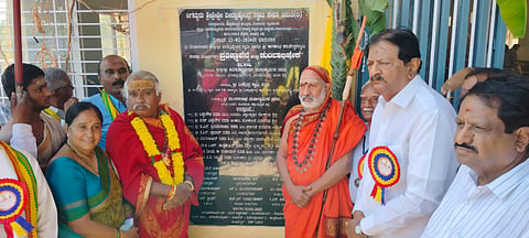 ಸೂಲಿಬೆಲೆ ಹೋಬಳಿ ದೊಡ್ಡಕೋಲಿಗ ಗ್ರಾಮದ ಶ್ರೀ ವೀರಬ್ರಹ್ಮೇಂದ್ರಸ್ವಾಮಿ ದೇವಾಲಯದ ಲೋಕಾರ್ಪಣೆ ಕಾರ್ಯಕ್ರಮದಲ್ಲಿ   ಶ್ರೀ ಶಿವಸುಜ್ಞಾನ ತೀರ್ಥಸ್ವಾಮಿಜಿ, ವೀರಭದ್ರಸ್ವಾಮಿಜಿ, ಮಾಜಿ ಸಂಸದ ಬಿ.ಎನ್​.ಬಚ್ಚೇಗೌಡ, ಬಮುಲ್​ ನಿರ್ದೇಶಕ ಬಿ.ವಿ.ಸತೀಶ್​ಗೌಡ ಇತರರು ಇದ್ದರು.