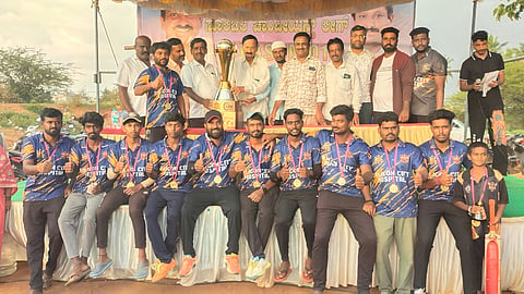 ಸೂಲಿಬೆಲೆ ಹೋಬಳಿಮಟ್ಟದ ಲೆವೆನ್​ ಸ್ಟಾರ್​ ಚಾಂಪಿಯನ್​ ಲೀಗ್​ ಕ್ರಿಕೆಟ್​ ಟೂರ್ನ್​ಮೆಂಟ್​ನ ಸಮಾರೋಪದಲ್ಲಿ ವಿಜೇತ ಹೊಸಕೋಟೆ ಸಿಂದೂರಿ ತಂಡಕ್ಕೆ ಒಕ್ಕಲಿಗ ಸಂದ ಮಾಜಿ ನಿರ್ದೇಶಕ ಬಿ.ಎನ್​.ಗೋಪಾಲಗೌಡ ಬಹುಮಾನ ಹಾಗೂ ಟ್ರೋಫಿ ನೀಡಿದರು. ಗ್ರಾಪಂ ಅಧ್ಯಕ್ಷ ಜನಾರ್ದನರೆಡ್ಡಿ, ನಾಗರಾಜ್​, ವೆಂಕಟೇಶ್​, ಸೈಯದ್​ ಮೆಹಬೂಬ್​ ಇತರರು ಇದ್ದರು.