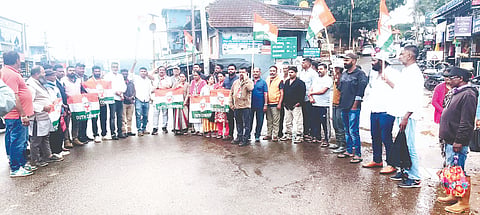  ಕೇಂದ್ರ ಸರ್ಕಾರದ ವಿರುದ್ಧ ಸುಂಟಿಕೊಪ್ಪ ನಗರ ಕಾಂಗ್ರೆಸ್ ವತಿಯಿಂದ ಕನ್ನಡ ವೃತ್ತದಲ್ಲಿ ಪ್ರತಿಭಟನೆ ನಡೆಸಲಾಯಿತು. 