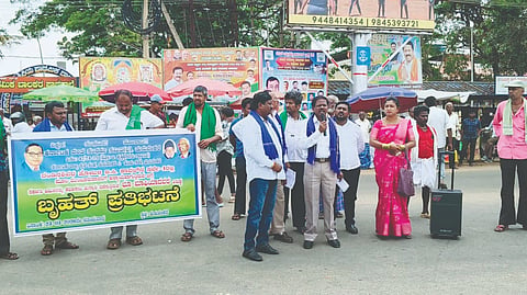 ತುರುವೇಕೆರೆ ತಾಲೂಕು protest ಬಿ.ಸಿ.ಕಾವಲ್​ನಲ್ಲಿ ನಕಲಿ ದಾಖಲೆ ಸೃಷ್ಟಿಸಿದವರ ವಿರುದ್ಧ ಕ್ರಮಕ್ಕಾಗಿ ವಿವಿಧ ಸಂಟನೆಗಳಿಂದ ಪ್ರತಿಭಟನೆ ನಡೆಸಲಾಯಿತು. ರೈತ ಸಂಘದ ತಾಲೂಕು ಅಧ್ಯಕ್ಷ ಶ್ರೀನಿವಾಸ್​ಗೌಡ, ಪಪಂ ಮಾಜಿ ಅಧ್ಯಕ್ಷ ಚಿದಾನಂದ್​, ಡಿಎಸ್​ಎಸ್​ ರಾಜ್ಯ ಮಹಿಳಾ ಘಟಕ ಸಂಘಟನಾ ಸಂಚಾಲಕಿ ಲಾವಣ್ಯ, ಜಿಲ್ಲಾ ಸಂಘಟನಾ ಸಂಚಾಲಕ ಕುಣಿಗಲ್​ ಶಿವಶಂಕರ್​ ಇದ್ದರು. 