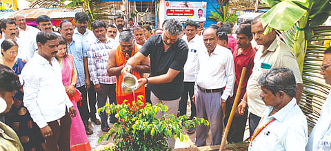 ಶ್ರೀೇತ್ರ ಯಲ್ಲಮ್ಮನ ಗುಡ್ಡದಲ್ಲಿ ಸಸಿ ನೆಡುವ ಕಾರ್ಯಕ್ರಮಕ್ಕೆ ಶಾಸಕ ವಿಶ್ವಾಸ ವೈದ್ಯ ಚಾಲನೆ ನೀಡಿದರು. ಸಿದ್ದನಗೌಡ ಗೂಡರಾಶಿ, ಪ್ರಭಾವತಿ ಕೀರಪುರ, ಶಿವಾನಂದ ಪಟ್ಟಣಶೆಟ್ಟಿ, ನಾಗರತ್ನಾ ಚೋಳಿನ, ಮಂಜುನಾಥ ಅಂಗಡಿ, ಅಲ್ಲಮಪ್ರಭು ಪ್ರಭುನವರ, ಆರ್​.ಎಚ್​.ಸವದತ್ತಿ, ಸಿ.ಎನ್​.ಕುಲಕರ್ಣಿ ಇತರರಿದ್ದರು.