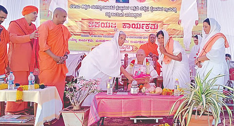 ರೈನಾಪುರ ಗ್ರಾಮದ ಶ್ರದ್ಧಾನಂದ ಆಶ್ರಮದಲ್ಲಿ ಸೋಮವಾರ ಹಮ್ಮಿಕೊಂಡಿದ್ದ ಮಹಾ ಜಪಯ ಕಾರ್ಯಕ್ರಮದಲ್ಲಿ  ಇಂಚಲದ ಡಾ.ಶಿವಾನಂದ ಭಾರತಿ ಸ್ವಾಮೀಜಿ ಅವರನ್ನು  ಶ್ರದ್ಧಾನಂದ ಆಶ್ರಮ ಮಠಾಧ್ಯೆ ಮುದ್ದಮ್ಮತಾಯಿ, ಪಾರ್ವತೆಮ್ಮತಾಯಿ ಗೌರವಿಸಿದರು.