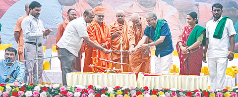 ಯಡ್ರಾಮಿಯಲ್ಲಿ ರಾಜ್ಯ ರೈತ ಸಂ, ಹಸಿರು ಸೇನೆಯಿಂದ ಹಮ್ಮಿಕೊಂಡಿದ್ದ ರಾಜ್ಯ ಮಟ್ಟದ ರೈತ ಜಾಗೃತಿ ಸಮಾವೇಶವನ್ನು ಕನ್ಹೇರಿ ಮಠದ ಶ್ರೀ ಅದೃಶ್ಯ ಕಾಡಸಿದ್ಧೇಶ್ವರ ಸ್ವಾಮೀಜಿ ಉದ್ಘಾಟಿಸಿದರು. ಶ್ರೀ ರುದ್ರಮುನಿ ಶಿವಾಚಾರ್ಯ, ಶ್ರೀ ವಿಶ್ವಾರಾಧ್ಯ ಶಿವಾಚಾರ್ಯ, ಶ್ರೀ ಶಿವಾನಂದ ಸ್ವಾಮೀಜಿ, ಶ್ರೀ ಗಿರಿಶಾನಂದ ಸ್ವಾಮೀಜಿ, ಕೋಡಿಹಳ್ಳಿ ಚಂದ್ರಶೇಖರ, ಡಾ.ಸುನೀಲಕುಮಾರ ನೂಲಿ, ಡಾ.ಮಂಜುನಾಥ ಚೌರೆಡ್ಡಿ, ಮಹಾದೇವಿ ಬೇನಾಳಮಠ ಇದ್ದರು. 
