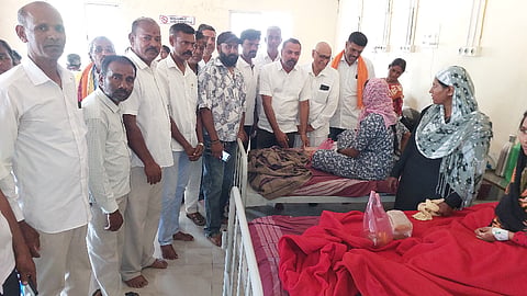ಮೈಸೂರು ಕೊಡಗು ಲೋಕಸಭಾ ಕ್ಷೇತ್ರದ ಸಂಸದ ಯದುವೀರ್ ಒಡೆಯರ್ ಜನ್ಮದಿನದ ಅಂಗವಾಗಿ ಪಿರಿಯಾಪಟ್ಟಣ ತಾಲೂಕು ಬಿಜೆಪಿ ಘಟಕದ ವತಿಯಿಂದ ಪಟ್ಟಣದ ಸಾರ್ವಜನಿಕ ಆಸ್ಪತ್ರೆಯಲ್ಲಿ ದಾಖಲಾಗಿರುವ ಒಳರೋಗಿಗಳಿಗೆ ಹಣ್ಣು ಮತ್ತು ಬ್ರೆಡ್ ವಿತರಿಸಲಾಯಿತು. ಎಚ್.ಸಿ.ಬಸವರಾಜ್, ವಿ.ರಾಜೇಂದ್ರ, ಆರ್.ಟಿ.ಸತೀಶ್, ಟಿ.ರಮೇಶ್, ಲೋಕಪಾಲಯ್ಯ ಇತರರು ಇದ್ದಾರೆ. 