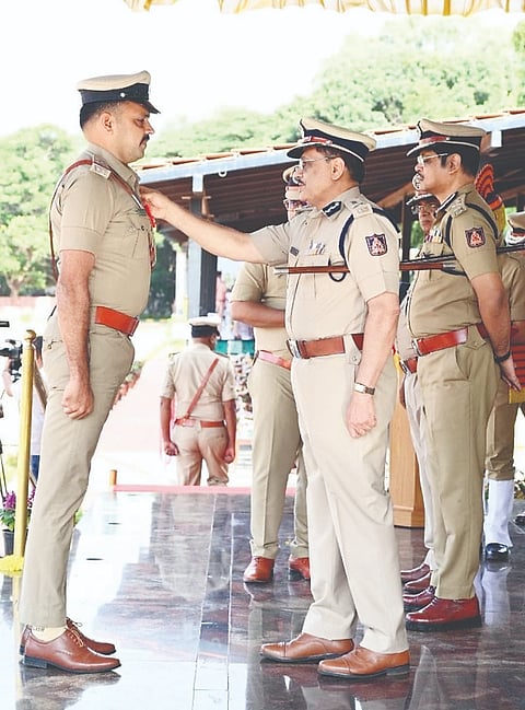 ಬೆಂಗಳೂರಿನಲ್ಲಿ ಆಯೋಜಿಸಿದ್ದ ಸಮಾರಂಭದಲ್ಲಿ ರಾಜ್ಯ ಪೊಲೀಸ್ ಮಹಾನಿರ್ದೇಶಕರು ಹಾಗೂ ಪೊಲೀಸ್ ಮಹಾನಿರೀಕ್ಷಕರು (ಡಿಜಿ-ಐಜಿಪಿ) ಪ್ರಶಸ್ತಿಯನ್ನು ಸಿದ್ದಾಪುರ ಠಾಣಾಧಿಕಾರಿ ಮಂಜುನಾಥ್‌ಗೆ ಪ್ರದಾನ ಮಾಡಿ ಗೌರವಿಸಿದರು.