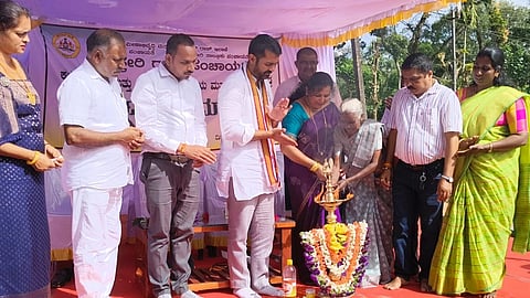 ಹೊಸ್ಕೇರಿ ಗ್ರಾಮ ಪಂಚಾಯಿತಿ ಕಚೇರಿ ಕಟ್ಟಡ ಹಾಗೂ ಡಿಜಿಟಲ್ ಗ್ರಂಥಾಲಯ ಉದ್ಘಾಟನಾ ಕಾರ್ಯಕ್ರಮವನ್ನು ಗಣ್ಯರು ಉದ್ಘಾಟನೆ ಮಾಡಿದರು. ಡಾ.ಮಂತರ್ ಗೌಡ, ಬಡುವಂಡ್ರ ಕವಿತಾ ಬೆಳ್ಯಪ್ಪ , ಶೇಖರ್, ಅಬ್ದುಲ್ಲ, ಯೂಸುಫ್ ಅಲಿ, ಬೋಳಿಯಾಡೀರ ಉಷಾ ತಂಗಮ್ಮ ಇತರರಿದ್ದರು.