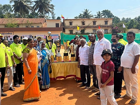 ಸಿದ್ದಾಪುರ ಸಮೀಪದ ನೆಲ್ಯಹುದಿಕೇರಿ ನಾಲ್ಕನೇ ವಾರ್ಡ್ ವತಿಯಿಂದ ಆಯೋಜಿಸಿರುವ ಲಕ್ಕಿ ಇಲವನ್ ಪ್ರೀಮಿಯರ್ ಲೀಗ್-2 ಕ್ರೀಡಾಕೂಟದಲ್ಲಿ ಗಣ್ಯರು ಟ್ರೋಫಿ ಅನಾವರಣ ಮಾಡಿದರು. ವಿ.ಕೆ.ಲೋಕೇಶ್, ಲಕ್ಕಿ ಇಲವನ್ ಅಧ್ಯಕ್ಷ ಸತ್ಯ, ಪಿ.ಆರ್.ಭರತ್, ಧನಲಕ್ಷ್ಮೀ, ಮಾಜಿ ಅಧ್ಯಕ್ಷ ಹಕ್ಕಿಂ, ಮಾಜಿ ಸದಸ್ಯ ಸಪೀಯಾ ಇತರರು ಇದ್ದರು.
