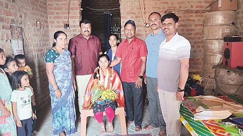 ಶ್ರೀನಿವಾಸಪುರ ತಾಲೂಕು ರಾಯಲ್ಪಾಡು ಹೋಬಳಿಯ ಕದಿರಂಪಲ್ಲಿಯ ಕಾವ್ಯಶ್ರೀ ಅವರನ್ನು ಶಿಕ್ಷಕರು ಸನ್ಮಾನಿಸಿದರು. ಶಾಲೆಯ ಪ್ರಭಾರ ಮುಖ್ಯಶಿಕ್ಷಕ ಶ್ರೀಶೈಲ ಹಲವಾರು, ಶಿಕ್ಷಕ ಶ್ರೀನಾಥ್​, ಅಥಿತಿ ಶಿಕ್ಷಕ ಯುಗಂದರ್​,  ನೌಕರರ ಸಂಘದ ನಿರ್ದೇಶಕ ಕೆ.ರಾಜಣ್ಣ ಇದ್ದರು. 