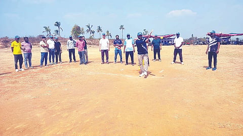  ಕೆ.ಆರ್.ಸಾಗರ ಯೋಜನೆ ಶಾಖೆಯ ಸರ್ಕಾರಿ ನೌಕರರ ಸಂಘದ ವತಿಯಿಂದ ಗ್ರಾಮದ ಕ್ರೀಡಾಂಗಣದಲ್ಲಿ ಆಯೋಜಿಸಿದ್ದ ಸೌಹಾರ್ದ ಟೆನಿಸ್ ಬಾಲ್ ಕ್ರಿಕೆಟ್ ಪಂದ್ಯಾವಳಿಗೆ ಕೆ.ಆರ್.ಸಾಗರದ ಕರ್ನಾಟಕ ಇಂಜಿನಿಯರಿಂಗ್ ಸಂಶೋಧನಾ ಕೇಂದ್ರದ ನಿರ್ದೇಶಕ  ಕೆ.ಜೆ.ಮಹೇಶ್ ಚಾಲನೆ ನೀಡಿದರು. ಜಯಪ್ರಕಾಶ, ಜಶ್ವಂತ್ ಇತರರು ಇದ್ದರು.   