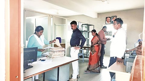 ಬೆಳಗೊಳ ಗ್ರಾಮ ಸಹಾಯಕ ಬಸವಯ್ಯ ಮನೆ ಮೇಲೆ ಲೋಕಾಯುಕ್ತ ಅಧಿಕಾರಿಗಳು ದಾಳಿ ನಡೆಸಿರುವುದು.