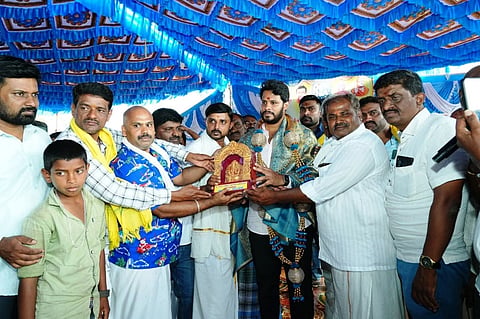 ದೇವಸ್ಥಾನದ  ಉದ್ಘಾಟನೆ ವೇಳೆ ನಿಖಿಲ್ ಕುಮಾರಸ್ವಾಮಿ ಅವರನ್ನು ಸನ್ಮಾನಿಸಿದ ಗ್ರಾಮಸ್ಥರು.