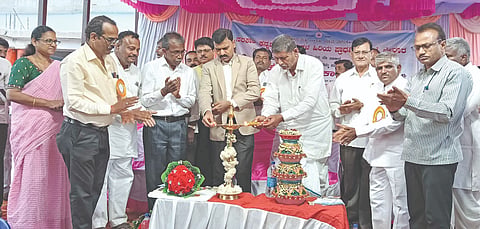 ಕಮತಗಿ ಸಮೀಪದ ಬೇವೂರಿನ ಸರಕಾರಿ ಕನ್ನಡ ಹೆಣ್ಣುಮಕ್ಕಳ ಶಾಲೆಯ ವಾರ್ಷಿಕ ಸ್ನೇಹ ಸಮ್ಮಿಲನ ಕಾರ್ಯಕ್ರಮವನ್ನು ಜಿಪಂ ಸಿಇಒ ಶಶಿಧರ ಕುರೇರ ಉದ್ಘಾಟಿಸಿದರು. ಶಾಲಾ ಶಿಕ್ಷಣ ಇಲಾಖೆಯ ನಿವೃತ್ತ ನಿರ್ದೇಶಕ ಎಸ್. ಆರ್.ಮನಹಳ್ಳಿ, ಶಾಲಾ ಶಿಕ್ಷಣ ಇಲಾಖೆಯ ಉಪನಿರ್ದೇಶಕ ಅಜೀತ ಮನ್ನಿಕೇರಿ, ಜಿ.ವೈ.ಹೆರಕಲ್, ಶಾಲೆಯ ಎಸ್.ಡಿ.ಎಂ.ಸಿ ಅಧ್ಯಕ್ಷ ರವಿಕುಮಾರ ತಳವಾರ, ಕ್ಷೇತ್ರ ಶಿಕ್ಷಣಾಕಾರಿ ಎಂ.ಎಸ್.ಬಡದಾನಿ, ಪ್ರಮೋದಿನಿ ಬಳೋಲಮಟ್ಟಿ, ಎಸ್.ವೈ.ಶಿರೂರ, ನಿಂಗಪ್ಪ ಮಾಗನೂರ, ಎಂ.ಎಸ್.ವೈಜಾಪುರ, ಕುಮಾರ ಬಿಂಜವಾಡಗಿ ಮತ್ತಿತರರಿದ್ದರು.