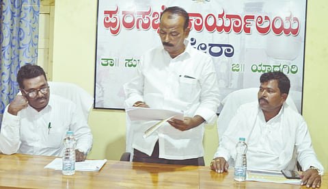 ಕಕ್ಕೇರಾ ಪುರಸಭೆಯಲ್ಲಿ ಅಧ್ಯಕ್ಷ ಪರಮಣ್ಣ ಕಮತಗಿ ಅವರು ಮಂಗಳವಾರ 2026&27ನೇ ಸಾಲಿನ ಆಯವ್ಯಯ ಮಂಡಿಸಿದರು. ಉಪಾಧ್ಯಕ್ಷ ಜೆಟ್ಟೆಪ್ಪ ದಳಾರ, ಮುಖ್ಯಾಧಿಕಾರಿ ವೆಂಕಟೇಶ ತೇಲಂಗ್​ ಸೇರಿ ಸದಸ್ಯರಿದ್ದರು.