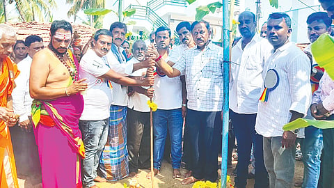 ಹುಲಿಕೆರೆ ಗ್ರಾಮದಲ್ಲಿ ಮೈಸೂರು ಅಭಿವೃದ್ಧಿ ಪ್ರಾಧಿಕಾರದಿಂದ ರಸ್ತೆ ಮತ್ತು ಚರಂಡಿ ನಿರ್ಮಾಣ ಹಾಗೂ ಸಿಎಸ್‌ಆರ್ ಅನುದಾನದಲ್ಲಿ ಹೈಮಾಸ್ಟ್ ಲೈಟ್ ಸೇರಿದಂತೆ ವಿವಿಧ ಕಾಮಗಾರಿಗಳಿಗೆ ಶ್ರೀರಂಗಪಟ್ಟಣ ಶಾಸಕ ರಮೇಶ ಬಂಡಿಸಿದ್ದೇಗೌಡ ಶುಕ್ರವಾರ ಭೂಮಿಪೂಜೆ ನೆರವೇರಿಸಿದರು. 