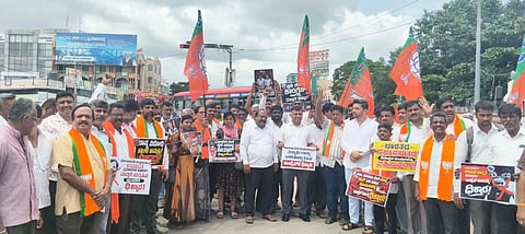  ಬಿಜೆಪಿ ನಾಯಕರ ಮೇಲೆ ಕಾಂಗ್ರೆಸ್​ ಕಾರ್ಯಕರ್ತರು ಹಲ್ಲೆ ನಡೆಸಿದ್ದಾರೆ ಎಂದು ಆರೋಪಿಸಿ ಬಿಜೆಪಿ ಕಾರ್ಯಕರ್ತರು ಪ್ರತಿಭಟನೆ ನಡೆಸಿದರು.