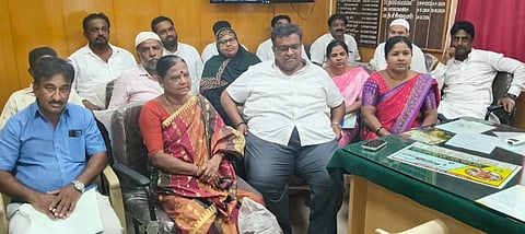  ರಾಮನಗರ ನಗರಸಭೆಯಲ್ಲಿ ಅಧ್ಯಕ್ಷ ಕೆ.ಶೇಷಾದ್ರಿ ಸುದ್ದಿಗೋಷ್ಠಿಯಲ್ಲಿ ಮಾತನಾಡಿದರು. ಮಾಜಿ ಅಧ್ಯೆ ಪಾರ್ವತಮ್ಮ, ಉಪಾಧ್ಯಕ್ಷ ಗಿರಿಜಮ್ಮ ಮುಂತಾದವರು ಇದ್ದರು.