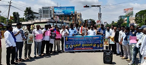 ದೆಹಲಿಯಲ್ಲಿ ವಿದ್ಯಾರ್ಥಿಗಳ ಮೇಲೆ ಪೊಲೀಸರು ಲಾಠೀ ಪ್ರಹಾರ ನಡೆಸಿರುವುದನ್ನು ವಿರೋಧಿಸಿ ಡಿಎಸ್​ಎಸ್​ ನಿಂದ ರಾಮನಗರದ ಐಜೂರು ವೃತ್ತದಲ್ಲಿ ಪ್ರತಿಭಟನೆ ನಡೆಸಲಾಯಿತು. 