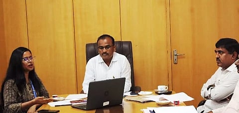 ರಾಮನಗರ ಅಪರ ಜಿಲ್ಲಾಧಿಕಾರಿ ಕಚೇರಿ ಸಭಾಂಗಣದಲ್ಲಿ ಹಮ್ಮಿಕೊಂಡಿದ್ದ ಜಿಲ್ಲಾ ಸಲಹಾ ಸಮಿತಿ ಸಭೆಯಲ್ಲಿ ಎಡಿಸಿ ಆರ್.ಚಂದ್ರಯ್ಯ, ಅಧಿಕಾರಿಗಳಾದ ಅರುಣಿಮಾ, ಕೆ.ಸತೀಶ್, ಮೋಹನ್ ಇದ್ದರು.