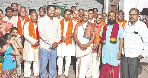 ಚಿತ್ತಾಪುರದ ಬ್ರಾಹ್ಮಣ ಬಡಾವಣೆಯ ಗಣಪತಿ ದೇವಸ್ಥಾನದಲ್ಲಿ ಜಗದ್ಗುರು ಶ್ರೀ ಶಂಕರಾಚಾರ್ಯರ ಜಯಂತಿ ಆಚರಿಸಲಾಯಿತು. ಡಾ.ಯೋಗೇಶ ಭಟ್​ ಜೋಶಿ, ಹಣಮೇಶ ಆರ್ಚಕ, ಸೂರ್ಯಕಾಂತ ಧನವಾಡಕರ, ಗಿರೀಶ ಜಾನಿಬ್​, ಆನಂದ ಪಟವಾರಿ, ಗೌತಮ ನಾಯಕ ಇತರರಿದ್ದರು.